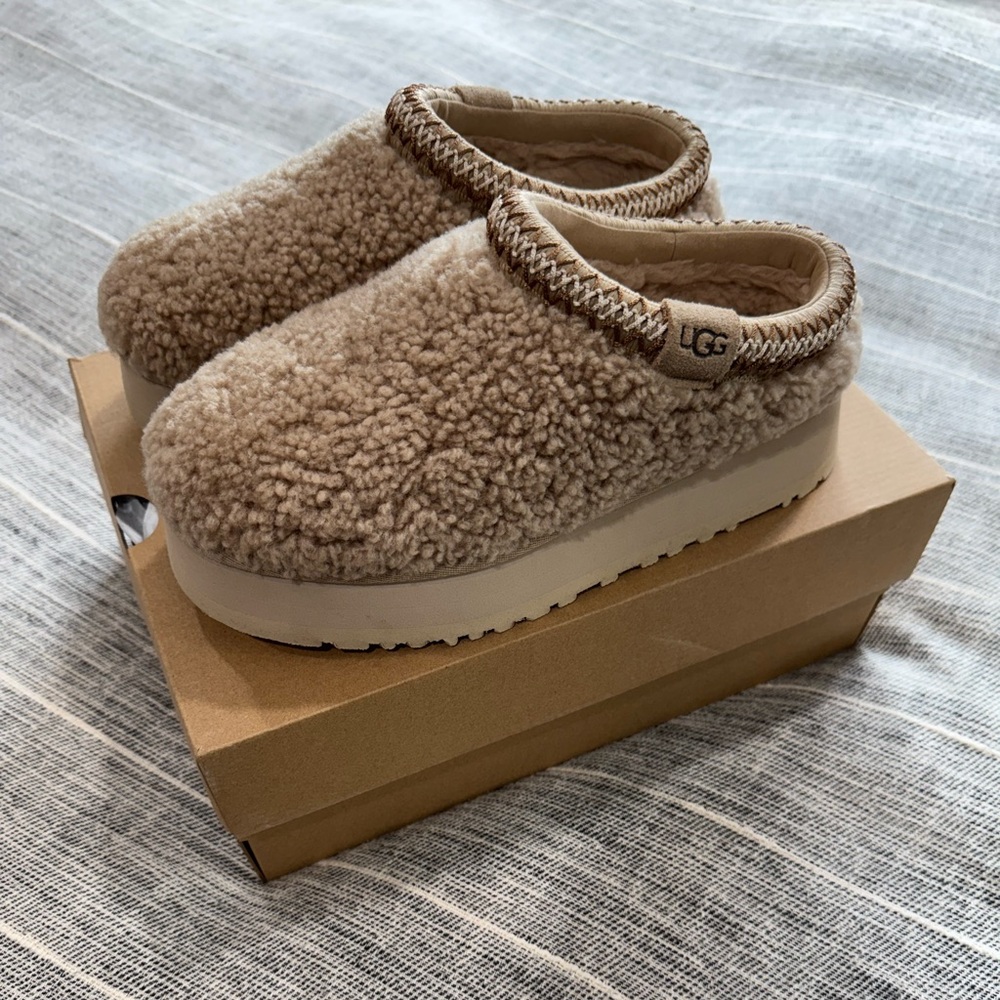 UGG Maxi Curly Tazz Slippers in Sand